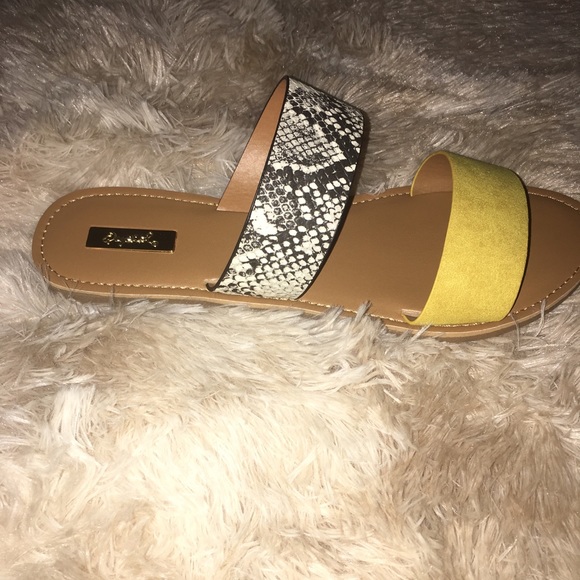 qupid athena sandals
